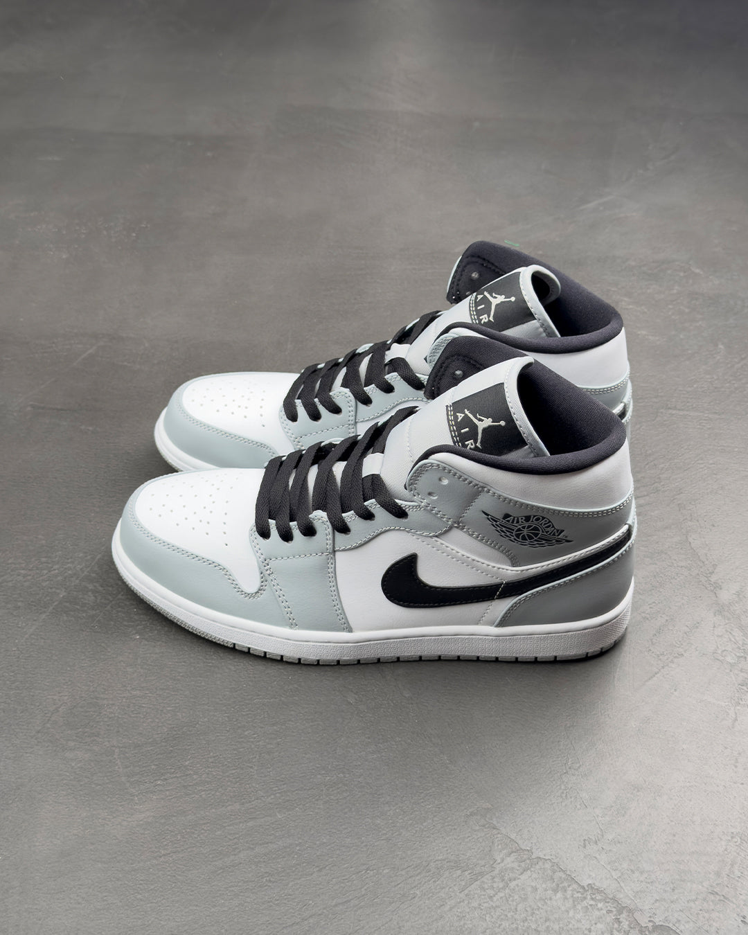 Grey air best sale jordan 1 mid